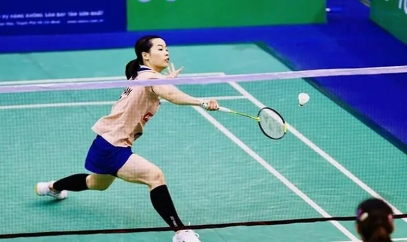 Thùy Linh được kiểm tra chấn thương trước khi rời giải